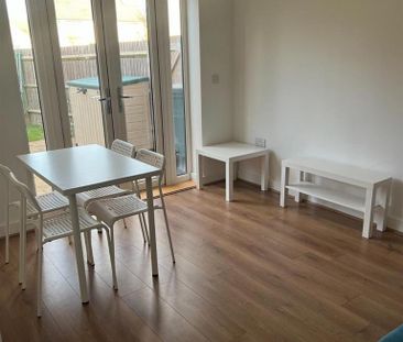 4 bedroom end of terrace house to rent - Photo 1