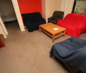 4 bedroom end of terrace house to rent - Photo 1