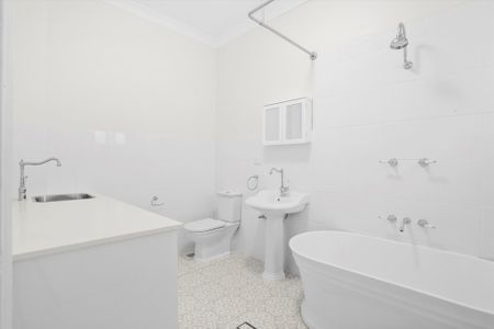 GENEROUSLY LARGE - BEAUTIFULLY APPOINTED ART DECO FLAT - Photo 4