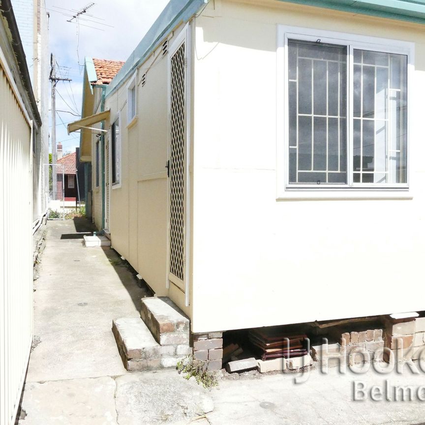 Spacious one bedroom studio with water included in rent! - Photo 1