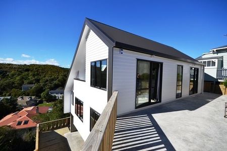 Sunny and Modern Home with a large double Garage. - Photo 2