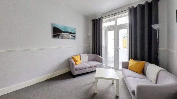 4 bedroom private hall to rent - Photo 1