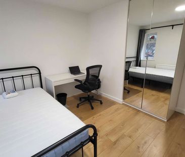 Newly Refurbished Cosy Home - Ensuite Rooms - high standard Room 4 - Photo 6