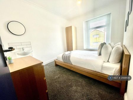 1 bedroom in a house share to rent - Photo 2