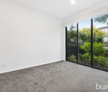 Ideally positioned in a fantastic location , beautifully presented ... - Photo 4