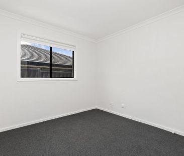 Stylish Family Living in Fairway Meadows - Photo 3