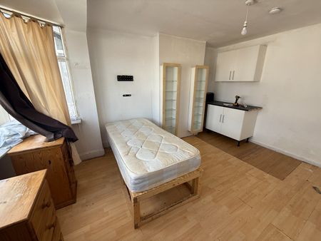 Studio Flat, Evelyn Avenue, NW9 - Photo 5