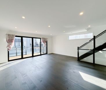 Stunning Three Level Townhouse For Rent in Port Melbourne - 3BED 2B... - Photo 2