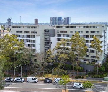 Cosy Modern Apartment in the Heart of Wentworth Point - Photo 4