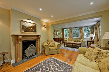 Elegant five bedroom Georgian home with gated privacy, landscaped gardens, and self-contained annexe. - Photo 4