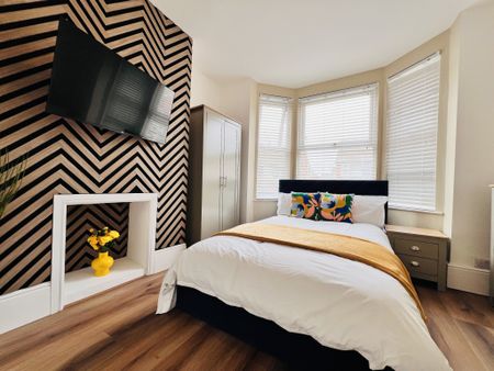 BEDROOM 1- MEDIUM DOUBLE ENSUITE - Photo 3