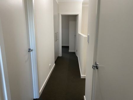Modern 3 Bedroom Townhouse - Photo 3