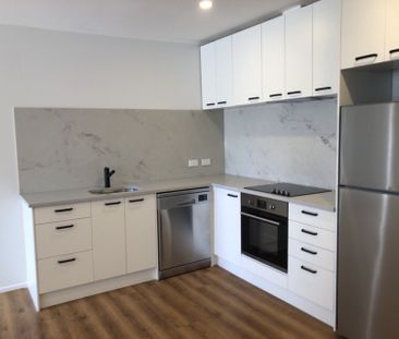 Brick n Tile Beauty - Refurbished Three Bedroom Apartment - Photo 3