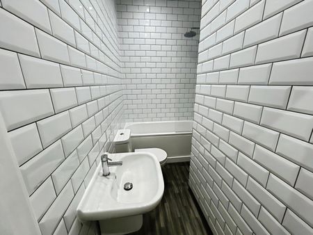 2 bedroom Flat To Let - Photo 4