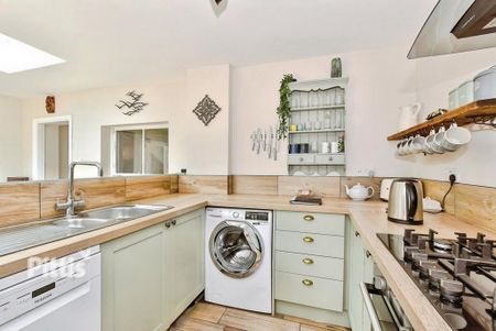 2 bedroom ground floor flat to rent - Photo 5