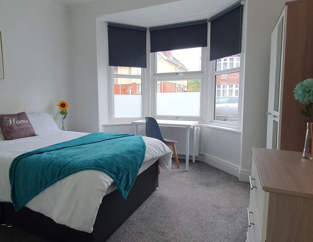 Spacious 6 bed shared house, all en-suite rooms Room 4 - Photo 1