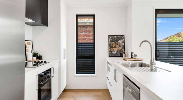 College Estate - 3 Bedrooms - Photo 1