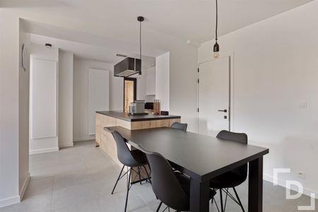 Volledig gerenoveerd, compact huis in Vlamertinge. - Photo 4