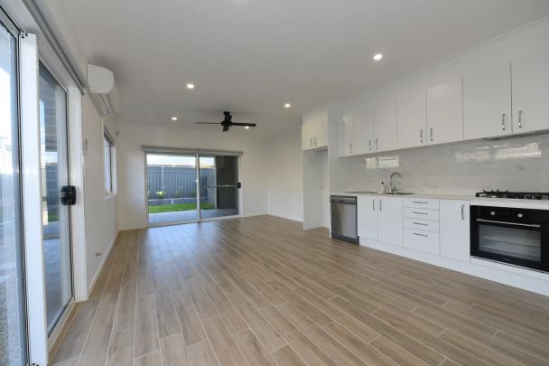 Well Appointed Flat in Great Bayswood Location - Photo 1