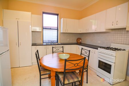 MODERN COTTAGE CLOSE TO TOWN - Photo 4