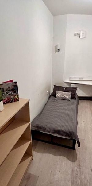 1 bedroom in a flat share to rent - Photo 1