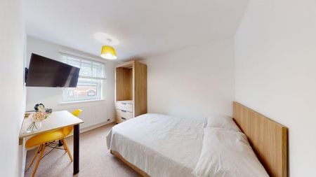 4 bedroom flat to rent - Photo 2
