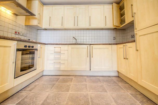 Flat 4, The Old Manse 2B Swindon Street, Swindon, Highworth, SN6 - Photo 1