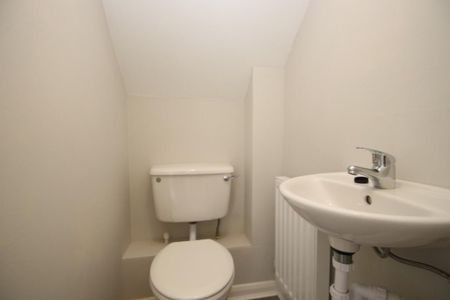 4 bedroom detached house to rent - Photo 2