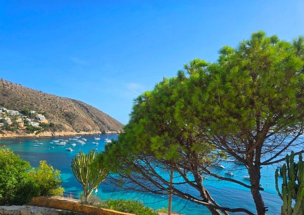 BEAUTIFUL VILLA FOR RENT with 4 bedrooms and community pool / UNTIL JULY 2026