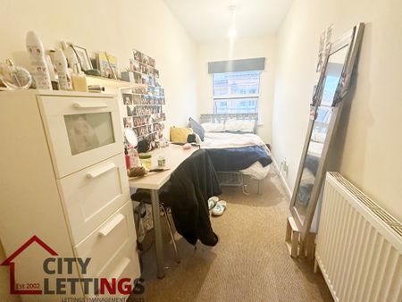 6 Bedroom Mid Terraced House - Photo 3