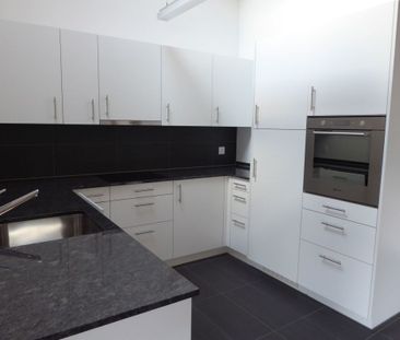 moderne 4 1/2-Zimmer-Dachwohnung mit Holzofen und Balkon - Photo 3