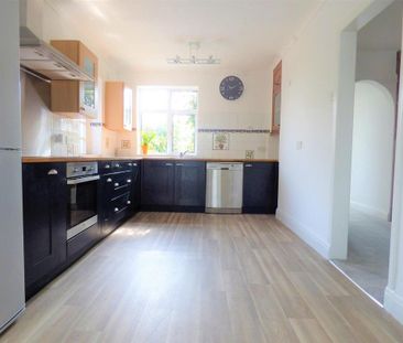 4 bedroom detached house to rent - Photo 2