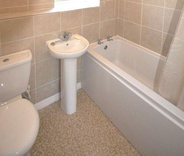 2 bedroom end of terrace house to rent - Photo 5