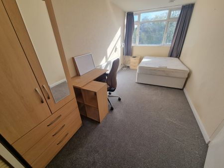 5 Bed Student Accommodation - Photo 2