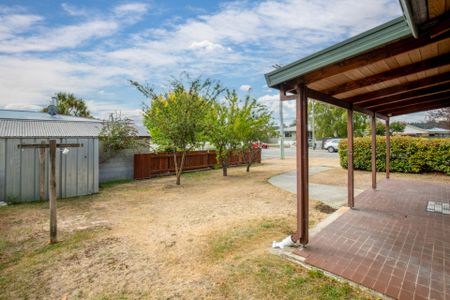 CONVENIENT ALEXANDRA LIVING - Photo 2