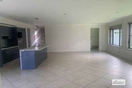 MODERN THREE BEDROOM HOUSE WITH YARD - Photo 4