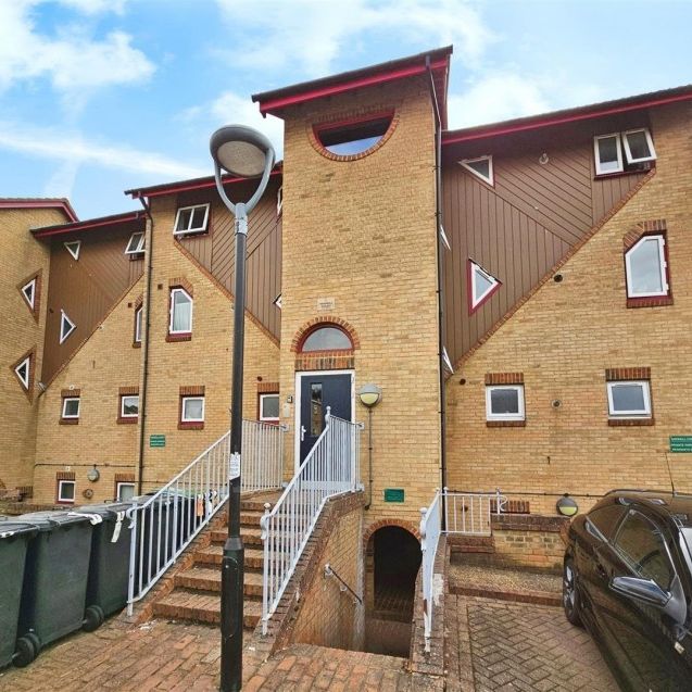 1 Bedroom Flat to Rent in Yarwell Court, Highfield Crescent, Kettering, Northamptonshire, NN15 - Photo 1