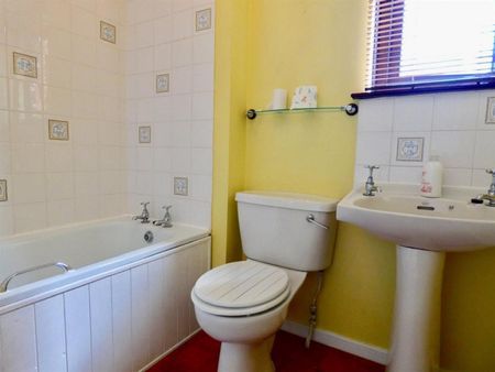 3 bedroom House To Let - Photo 5