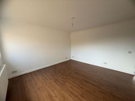 3 bedroom flat to rent - Photo 5
