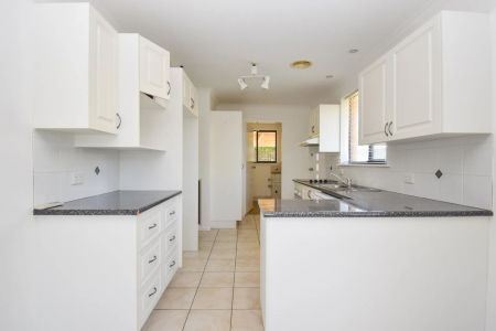 Leafy Cul-de-Sac Comfort – Move Straight In! - Photo 4