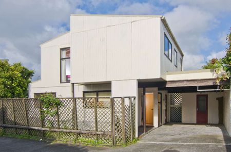 Quiet Townhouse with a backyard - Photo 2