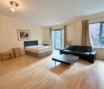 1 bedroom in a flat share to rent - Photo 2