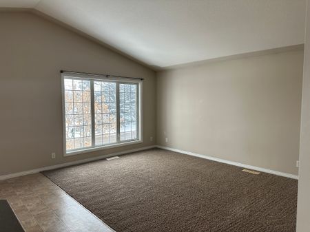 Spacious 2 Bed Apartment + Covered Parking included - Pet Friendly - Photo 2