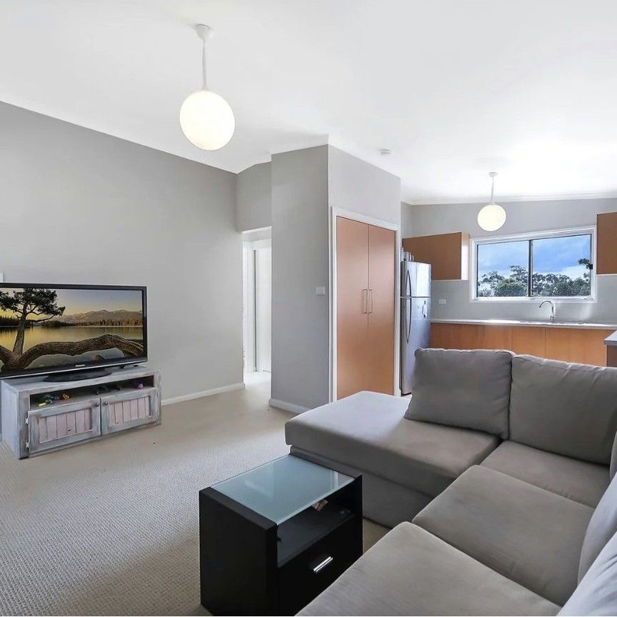 Upstairs flat with air conditioned open plan living/kitchen - Photo 2