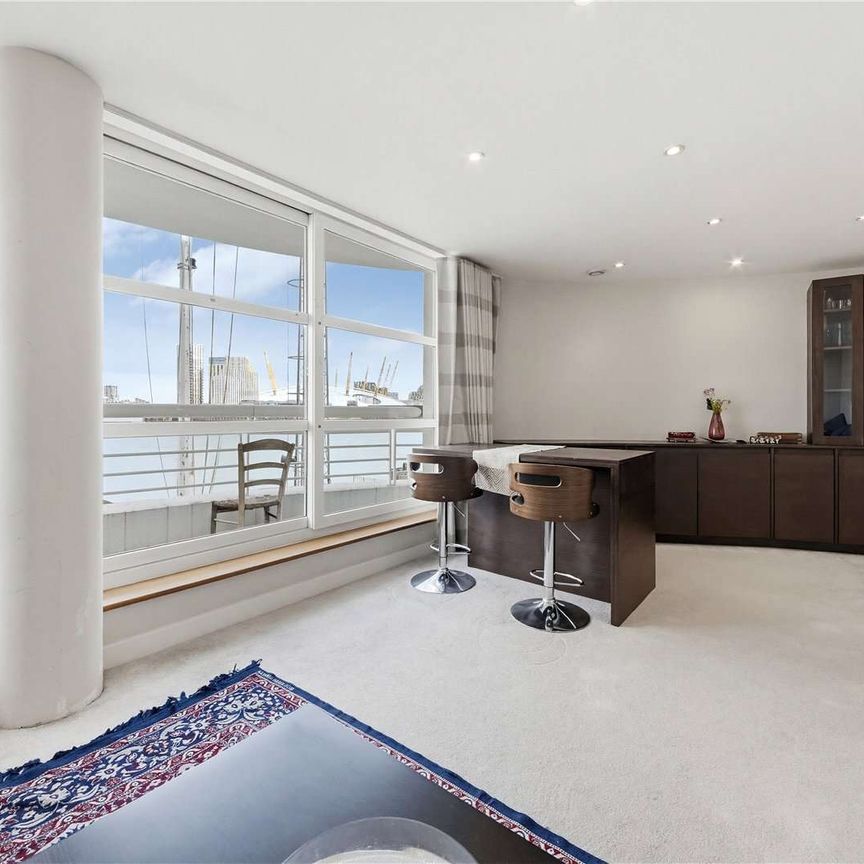 A well-presented riverside apartment set within a desirable development in E14. - Photo 1