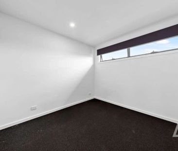 “Contemporary Comfort in a Connected Location – 2/6 Bosquet Street,... - Photo 5