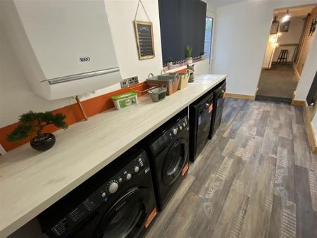 1 bedroom in a house share to rent - Photo 2