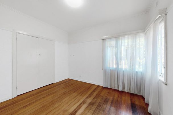 Spacious Family Home Just Minutes from Monash Uni - Photo 1