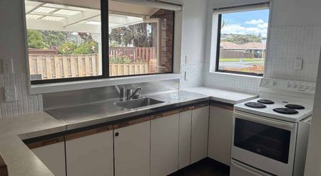 Brick and tile Family Home Blockhouse Bay - Photo 4