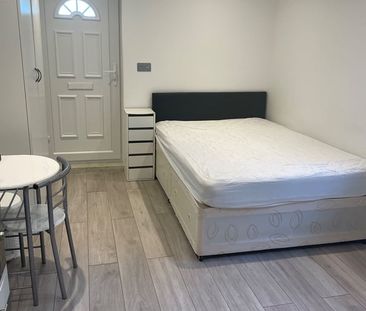 Studio Flat, Grants Close, NW7 - Photo 3